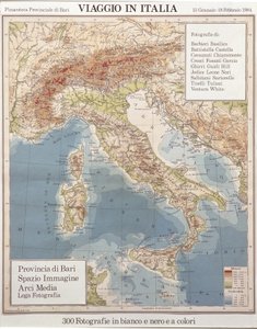 Das Bild zeigt eine Landkarte, die Italien abbildet. Es handelt sich um den Katalog zu einer Ausstellung mit dem Titel Viaggio in Italia in der Pinacoteca Provinciale di Bari, 1984.