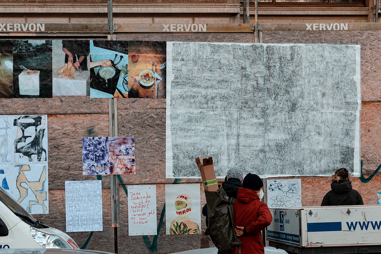 POSTER21 ist eine Ausstellung von KunstPlakaten im öffentlichen Raum in Wien.


 Die Studierenden der Fachbereiche Zeichnen und Grafik / druckgrafische Techniken haben sich in den letzten Monaten mit dem Medium des Plakats beschäftigt.


 Malerei- und Grafikateliers, 1200 Wien, Engerthstr. 119, ab März
 
 Kluckyland, Othmargasse 34 / Ecke Kluchygasse, 1200 Wien, 19.03. – 26.03
 
 Mz*m Baltasar`s Laboratory, Brigittaplatz 9/3/R01A, 1200 Wien, 12.04. – 18.04.