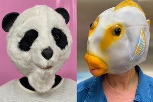 Foto von zwei Personen, eine trägt eine Panda Maske vor rosa Hintergrund und die andere eine Fisch Maske vor blauem Hintergrund