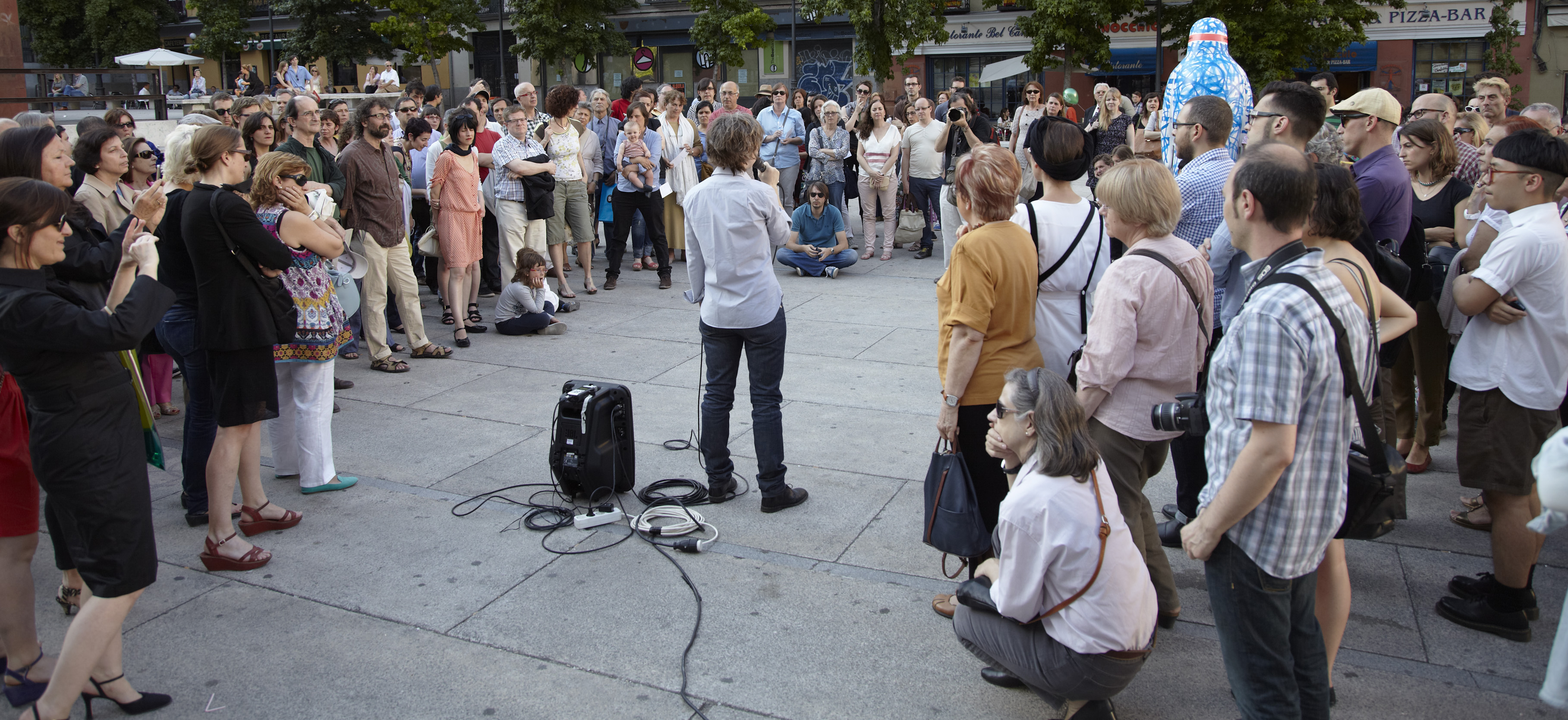 Sharon Hayes, performance for opening of Habla, Reina Sophia, Madrid, 2012, photo: Nick Ash © Sharon Hayes, Tanya Leighton Gallery, Berlin