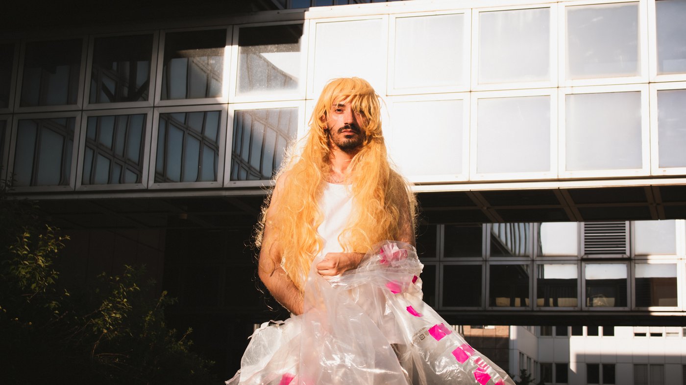 WERISTdICHTER? ist ein Poetry Club, Drag Show und Concerto, organisiert von Alexandru Cosarca, Fachbereich Kontextuelle Malerei, Institut für bildende Kunst.


 
  https://www.facebook.com/events/1421442048052271/
 


 
  https://www.youtube.com/channel/UC4kxDj_wv53CnfE8FDDcuUg