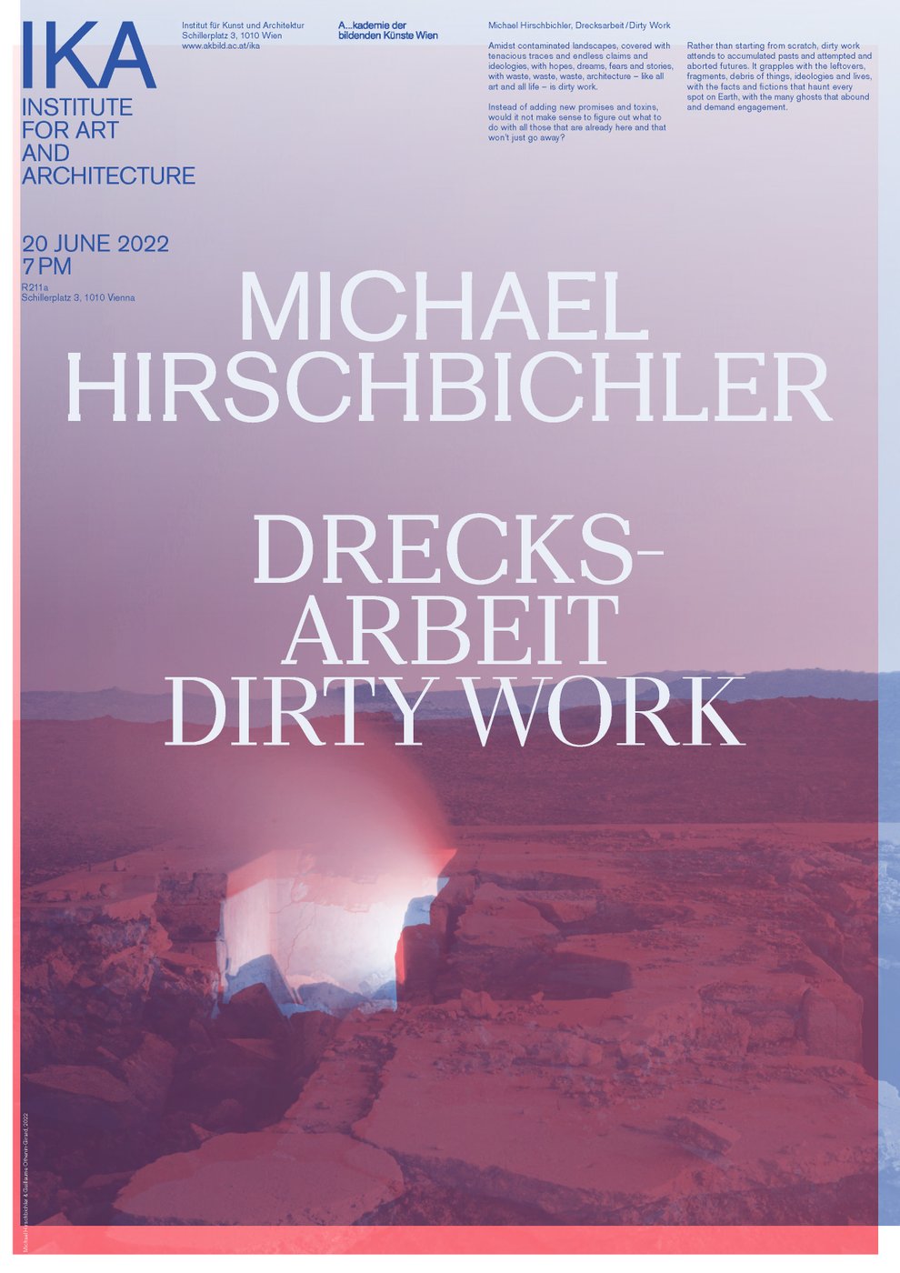 Plakat zur Ankündigung des Vortrags von Michael Hirschbichler in Blau- und Rottönen. Der Titel des Vortrags in weißen Lettern: Drecksarbeit/Dirty Work und dahinter eine Fotografie einer wüstenähnlichen, felsigen Landschaft, offener Blick zum Horizont. In der Mitte des Bildes bricht der Boden auf und Licht scheint durch.