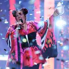 Israels Sängerin Netta Barzilai aka Netta mit der verliehenen Trophäe, 12. Mai 2018 beim 63. Eurovision Song Contest in der Altice Arena in Lissabon, FRANCISCO LEONG / AFP - Quelle: Getty Images