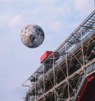 Neil Dawson, Globe, Installation 1989. Credit: bpk/CNAC-MNAM/Beatrice Hatala