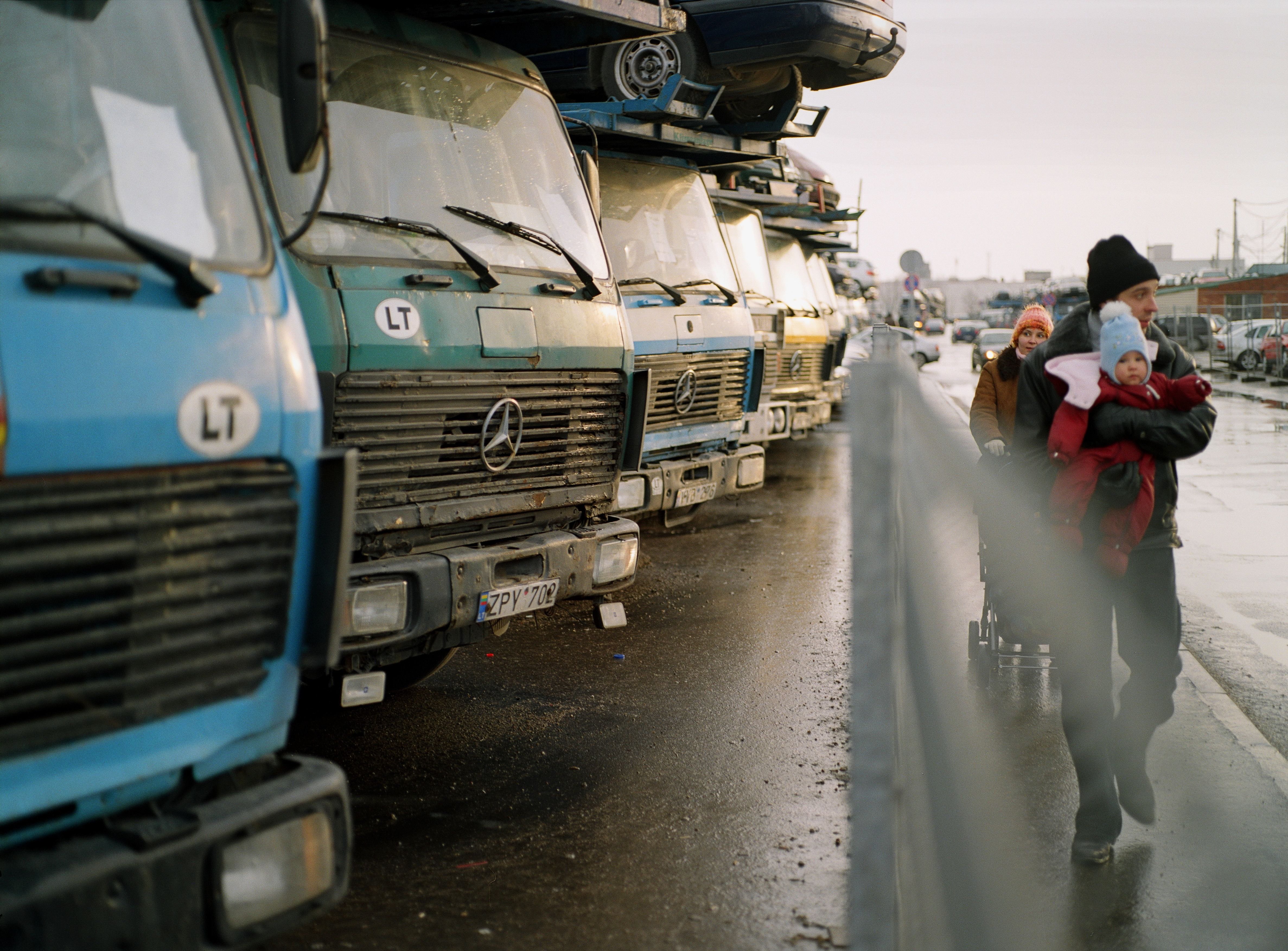 Mindaugas Kavaliauskas, [em] Kaunas second-hand car market [/em], 2008. Courtesy of the artist.