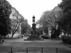 Schwarzweiß-Foto einer Skulptur von hinten