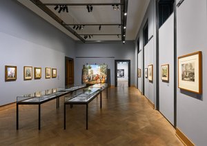 Ausstellungsraum mit Holzboden