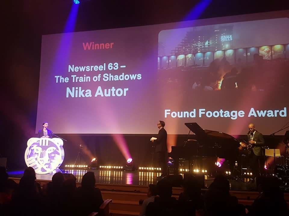 Die PhD-in-Practice Alumni Nika Autor erhält für Ihre Arbeit
 
  Newsreel 63,
 
 die auch im Slovenischen Pavillion auf der letzten Biennale in Venedig zu sehen war, den Found Footage Award beim Filmfestival Rotterdam 2018.