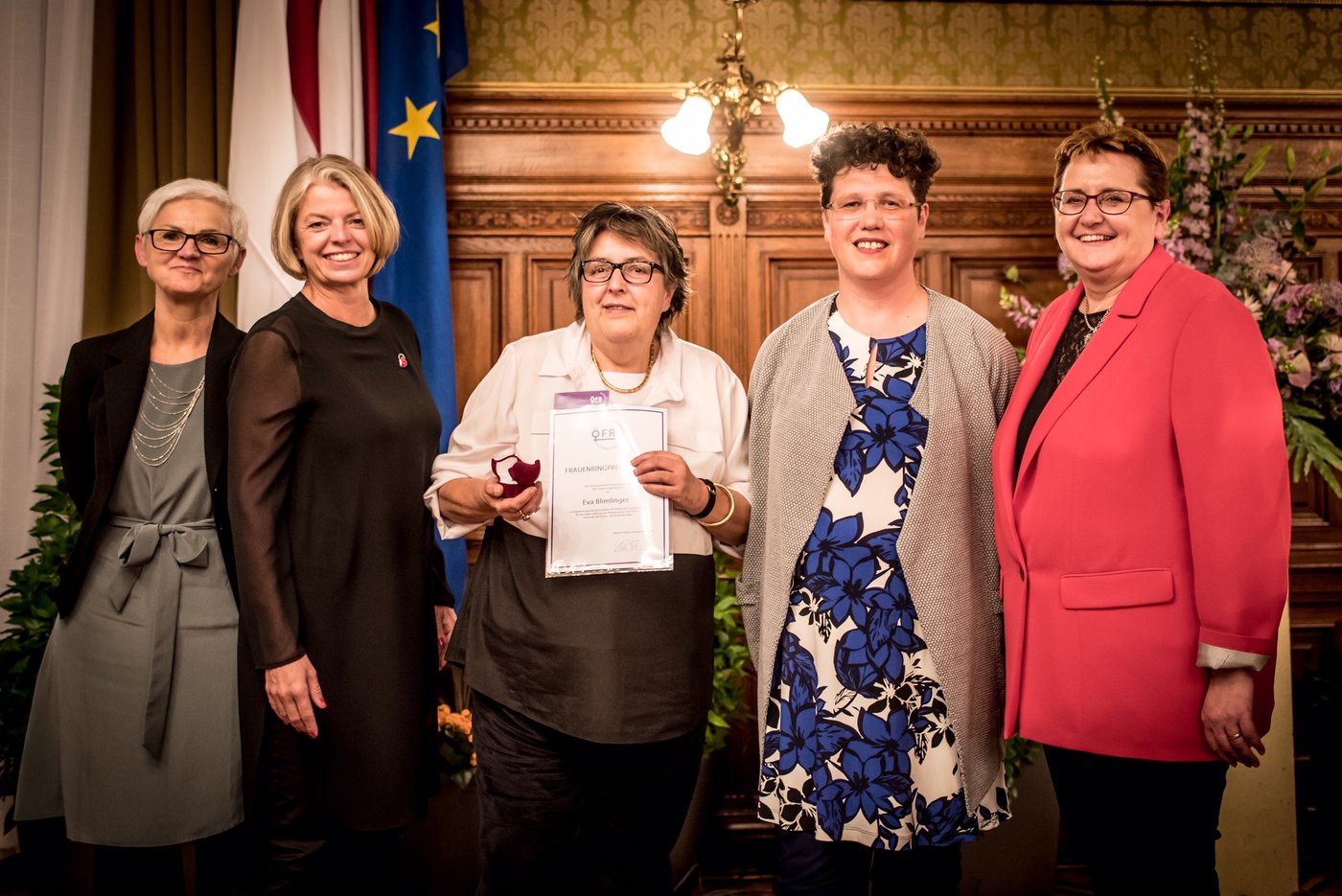 Am Donnerstagabend feierte der Österreichische Frauenring im Wiener  Rathaus sein 50-jähriges Bestehen. Klaudia Frieben, Vorsitzende des  Österreichischen Frauenrings, würdigte das unermüdliche Engagement ihrer  Vorgängerinnen und die Leistungen der vielen Mitgliedsorganisationen,  die sich dafür einsetzen, das Leben von Frauen nachhaltig zu verbessern,  ihre Anliegen in der Politik zu verankern und ihnen ein freies,  selbstbestimmtes und unabhängiges Leben ohne Gewalt zu ermöglichen. Im Rahmen des Festakts wurde bereits zum siebten Mal der Frauenringpreis  an drei Frauen verliehen, die sich im Interesse der  Geschlechtergleichstellung besonders verdient gemacht haben.