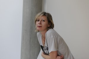 Der höchstdotierte Preis, den die Republik  Österreich in der bildenden  Kunst zu vergeben hat, geht an Monica  Bonvicini. Sie war von 2003–2018  Professorin für Performative Kunst und  Bildhauerei an der Akademie der bildenden  Künste Wien. Preisverleihung am 28.2.2020 um 10.30 Uhr im Auditorium der Universität für angewandte Kunst Wien.