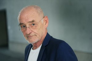 Dietmar Steiner, Architekturkritiker und langjähriger Direktor des  Architekturzentrum Wien ( Az W), ist am Freitag, den 15. Mai 2020 nach  langer, schwerer Krankheit im 68. Lebensjahr in Wien verstorben.