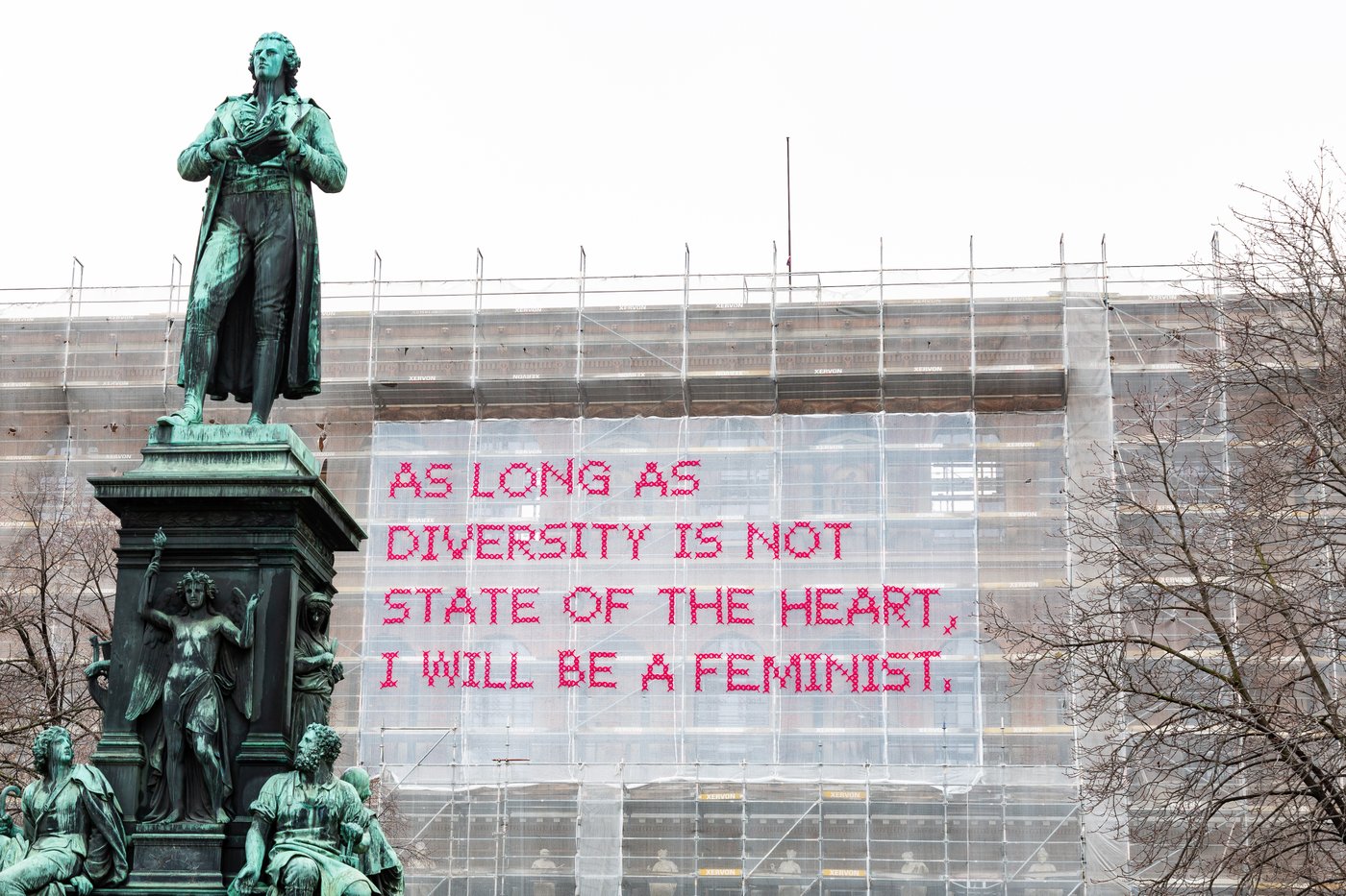 Katharina Cibulka: [em] As long as diversity is not state of the heart, I will be a feminist [/em] [br] Künstlerische Intervention am Baugerüst Schillerplatz. [br] Foto: Sebastian Eder