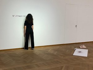 Im Rahmen eines  Online-Votings kürten die Ö1 Hörer_innen Sara Lanner zu ihrer Favoritin. Die 1991 in Hallein geborene Künstlerin studiert Performative Kunst  an der Akademie der bildenden Künste Wien.