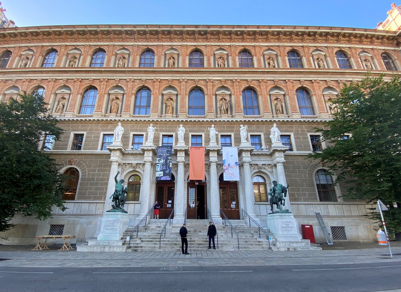 Die Akademie der bildenden Künste Wien kehrt nach umfassender Sanierung und Modernisierung durch die Bundeimmobiliengesellschaft (BIG) über den Sommer in ihr historisches Gebäude am Schillerplatz zurück. Große Eröffnungsausstellungen in Zusammenarbeit mit dem indischen Kurator_innentrio Raqs Media Collective werden den Umzug am
 
  8. Oktober 2021
 
 feierlich beschließen und am
 
  9. und 10. Oktober von 10.00 bis 18.00 h bei freiem Eintritt
 
 allen Besucher_innen offenstehen.