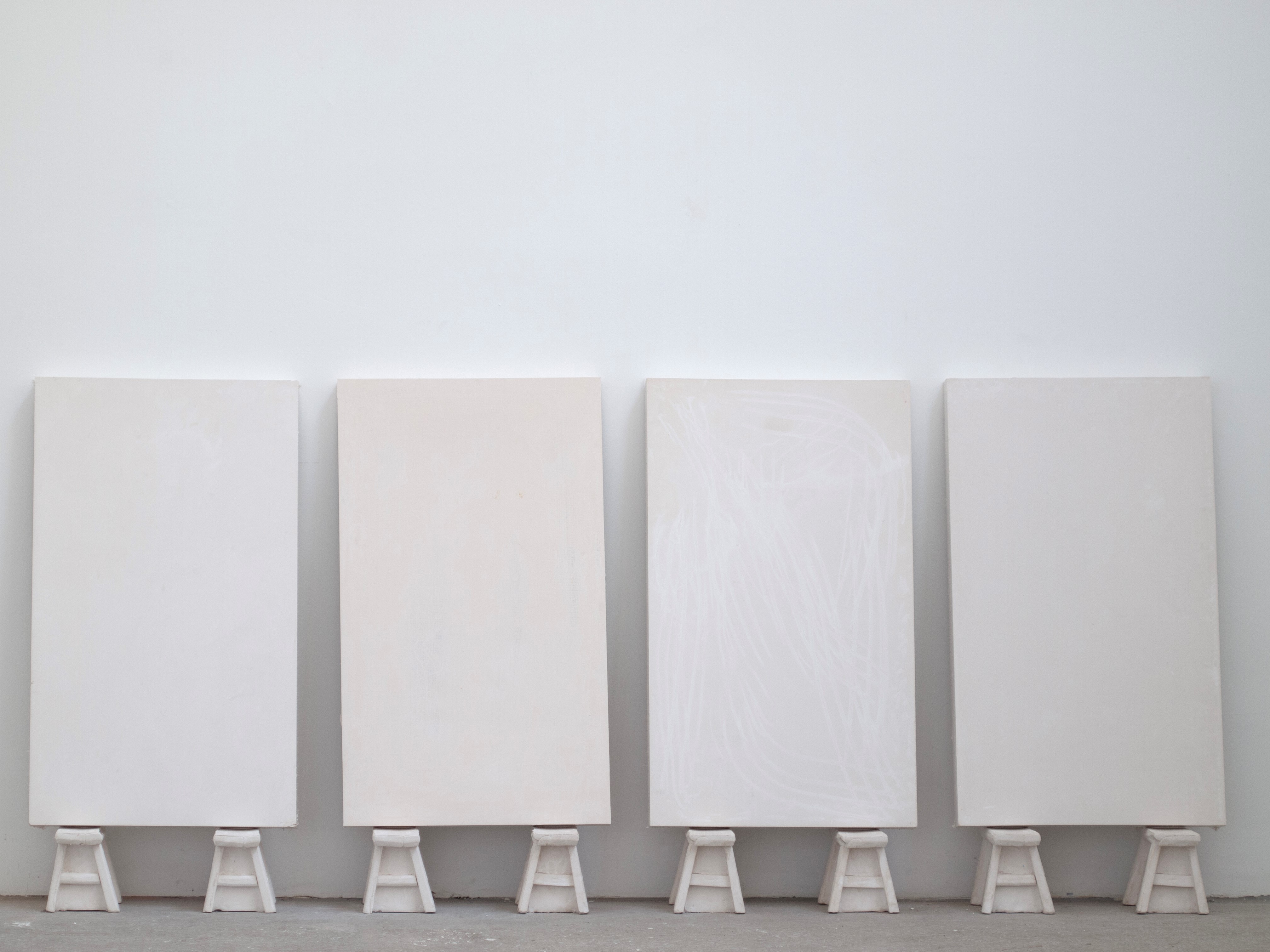 Emma Carlén Work Untitled (SLAB 1, 2, 3, 4 on stools), 2023 installation view © Wassily Walter