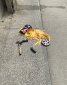 [em][en]Cute babe fell of the scooter and broke their Gucci glasses. Uff[/em][/en]. Ju Aichinger, Steingut und Perücke, 2021