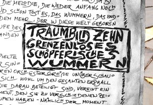 Auschnitt einer in Schwarz-Weiß gehaltenen Textpassage aus dem „Codex Kedube“ mit den Worten „Traumbild zehn / Grenzenloses schöpferisches Wummern“ in einem Kasten.