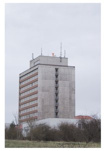 Ausstellung von Studierenden der Prager Akademie výtvarných umění v Praze (AVU) und Studierenden der Akademie der bildenden Künste Wien, Textuelle Bildhauerei. Eine Zusammenarbeit von Jiří Ševčík, Dominik Lang, Jiří Příhoda, Simone Bader, Roland Kollnitz, Heimo Zobernig.