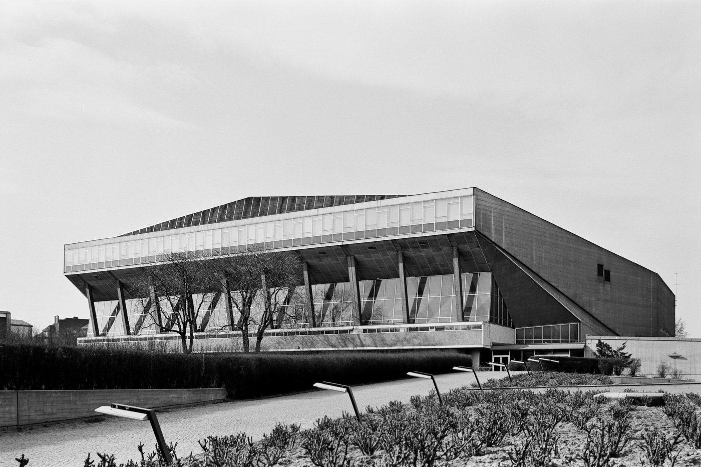 Symposium im Rahmen der Ausstellung
 
  Roland Rainer. (Un)Umstritten. Neue Erkenntnisse zum Werk (1936–1963)
 
 im Architekturzentrum Wien (20.10–26.11.2018). Eine Kooperation der Akademie der bildenden Künste Wien, dem Az W, dem Zukunftsfonds der Republik Österreich und der Kammer der ZiviltechnikerInnen für Wien, Niederösterreich und Burgenland.