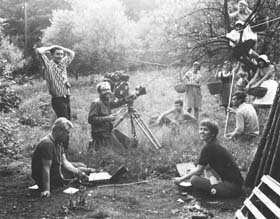 © Peter Kodera|Im Garten der Familie Bauer. Fery Radax, Tonmeister Blum, Peter Kodera, im Hintergrund Wolfgang Bauer, Ida Radax, Tonangler SandhÃ¶fler und ApfelpflÃ¼ckende.