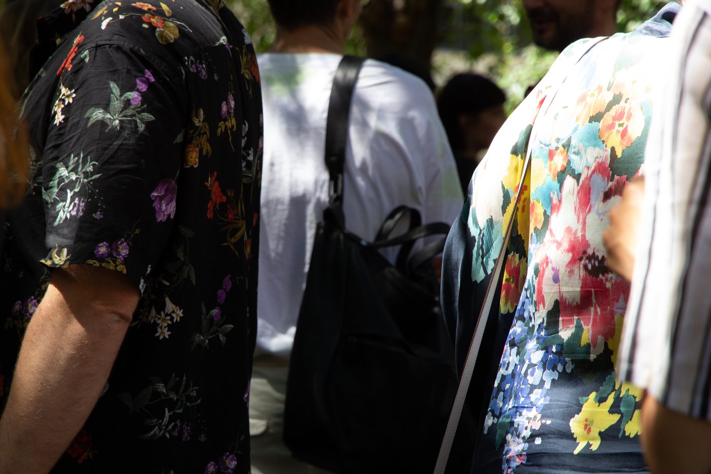 Foto von Personen die dicht aneinanderstehen in bunter Kleidung