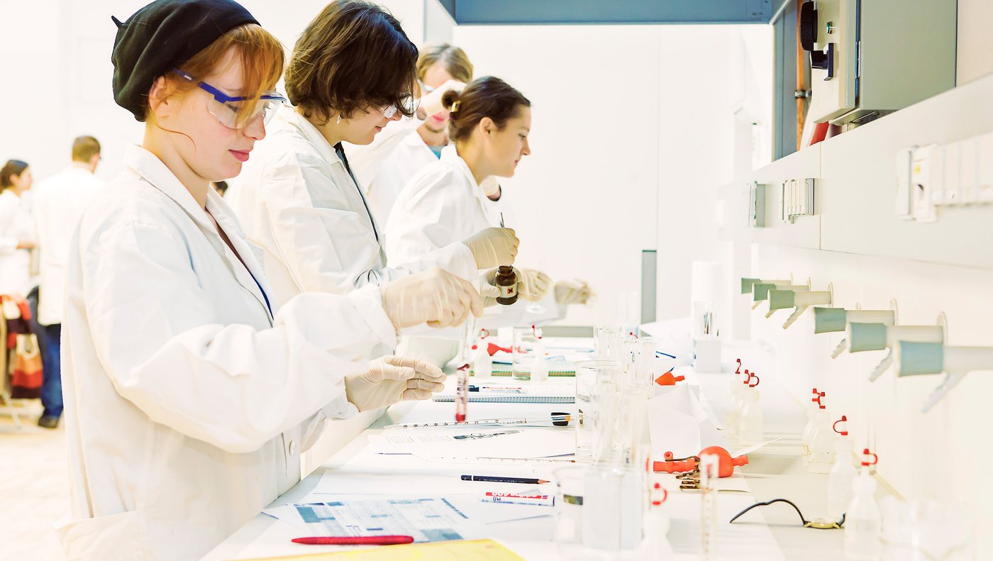 Students during their practical work in the lab of colour chemistry, photo © INTK