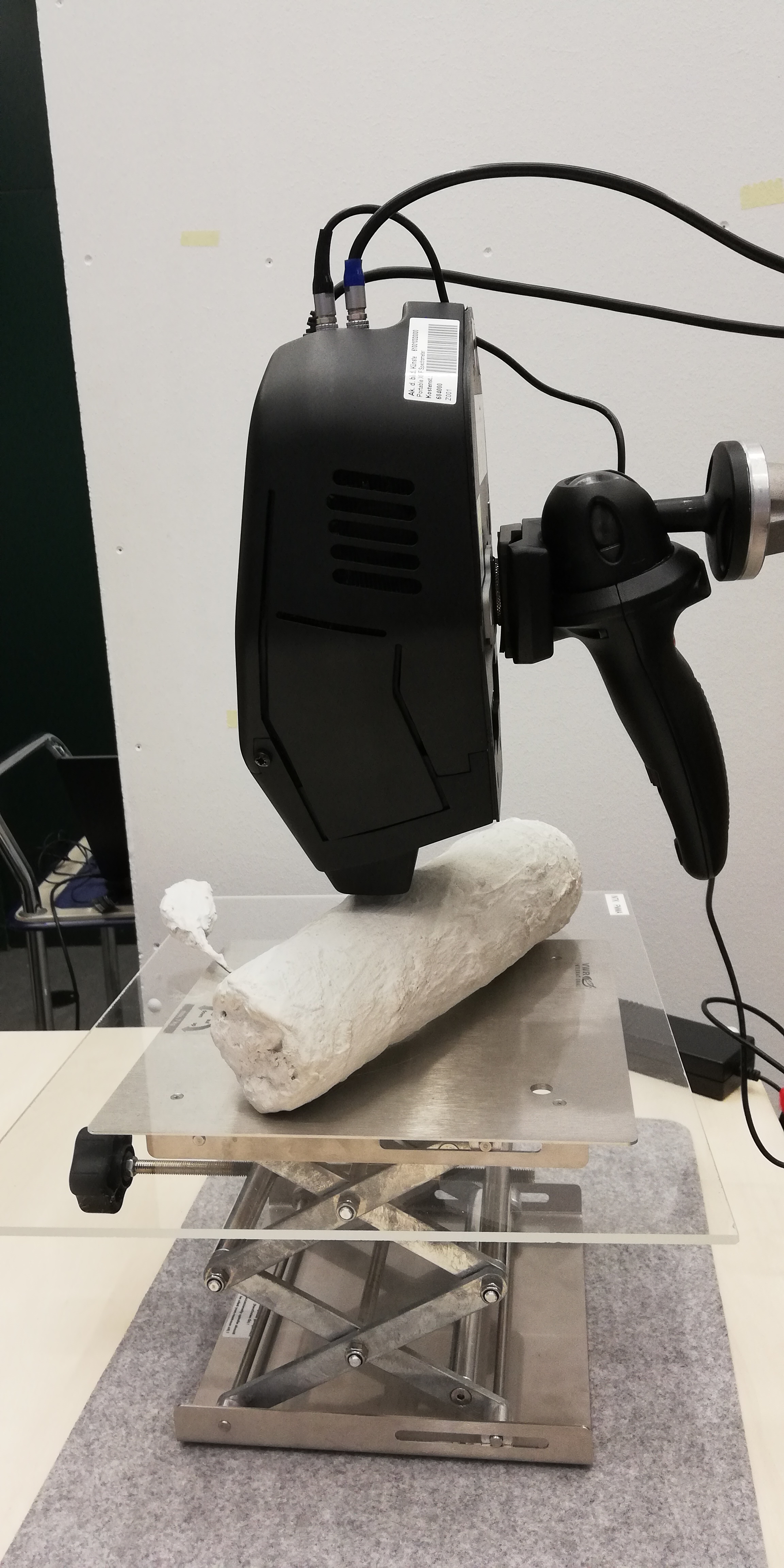 X-ray fluorescence analysis (XRF) of a fitting piece made by Franz West, photo © INTK