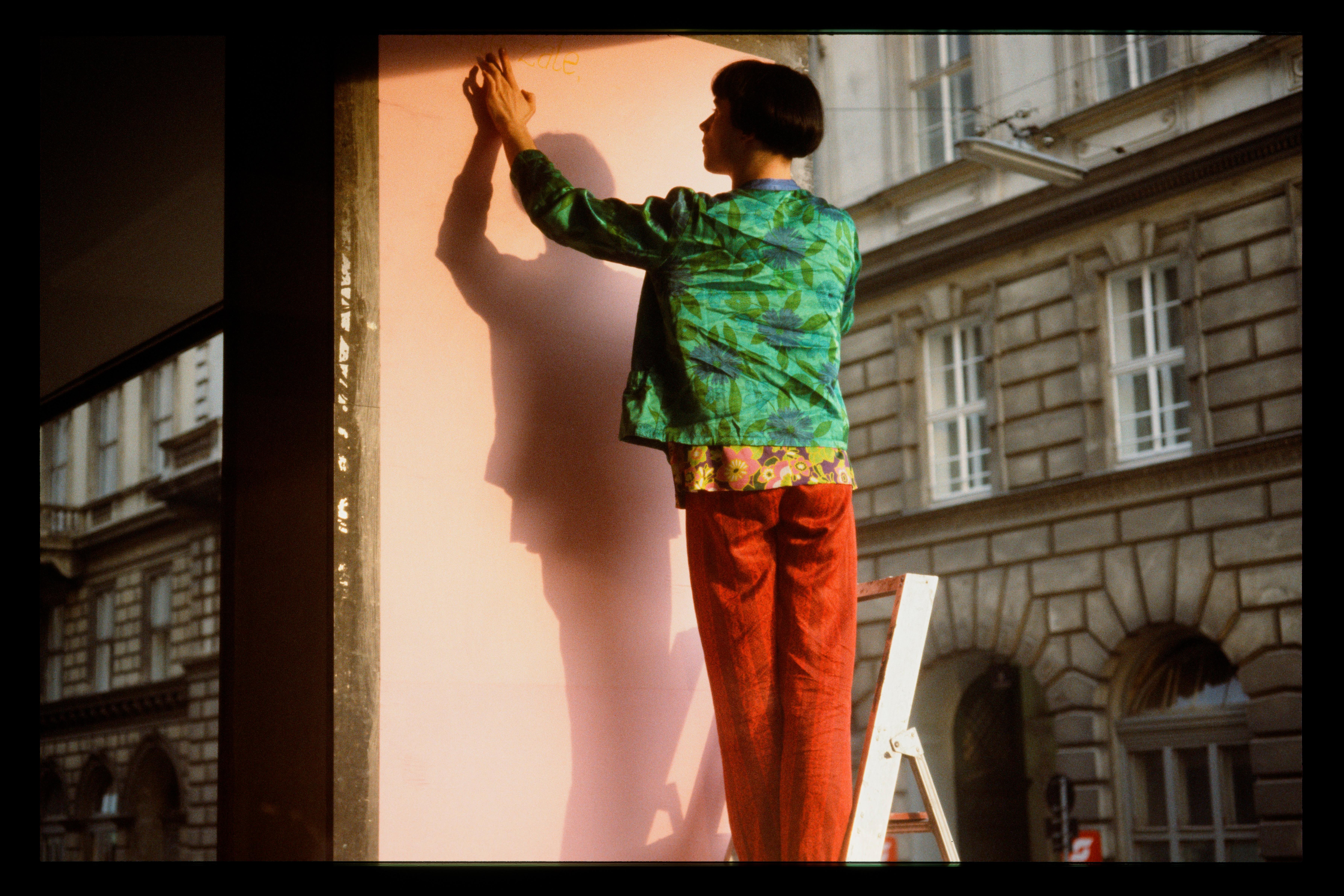 Geschwister Odradek, [em]Die Wohnung[/em], 1991, 24/7 Display of a shop window in the Böhlerhaus in Elisabethstraße with a view of Schillerplatz, photo: Gerhard Veismann