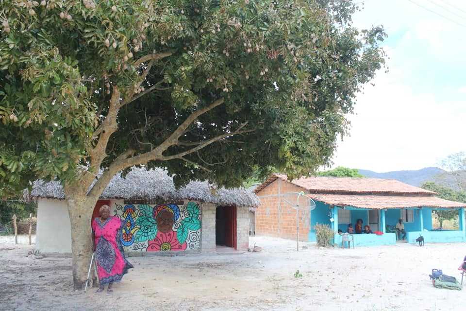 Quilombo Kalunga Museology: Dona Iaia in front of the Iaia Procopia Museum, photo © Glorinha Fulustreka