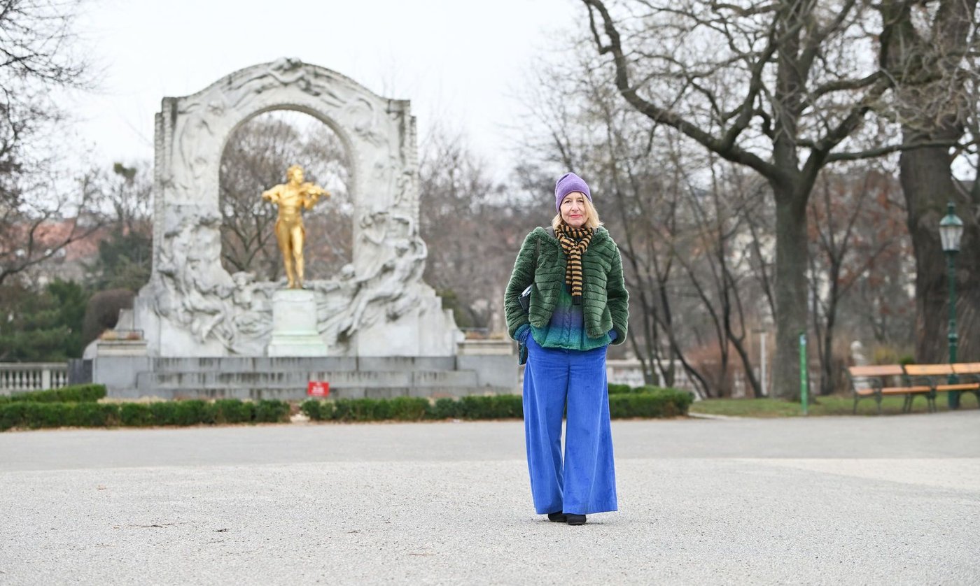 Carola Dertnig vor dem Johann Strauss Denkmal im Stadtpark