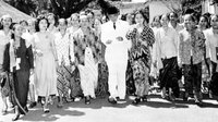 Women activists with President Sukarno, 1950 © Collectie Stichting Nationaal Museum van Wereldculturen, Wikimedia Commons CC-BY-SA-3.0