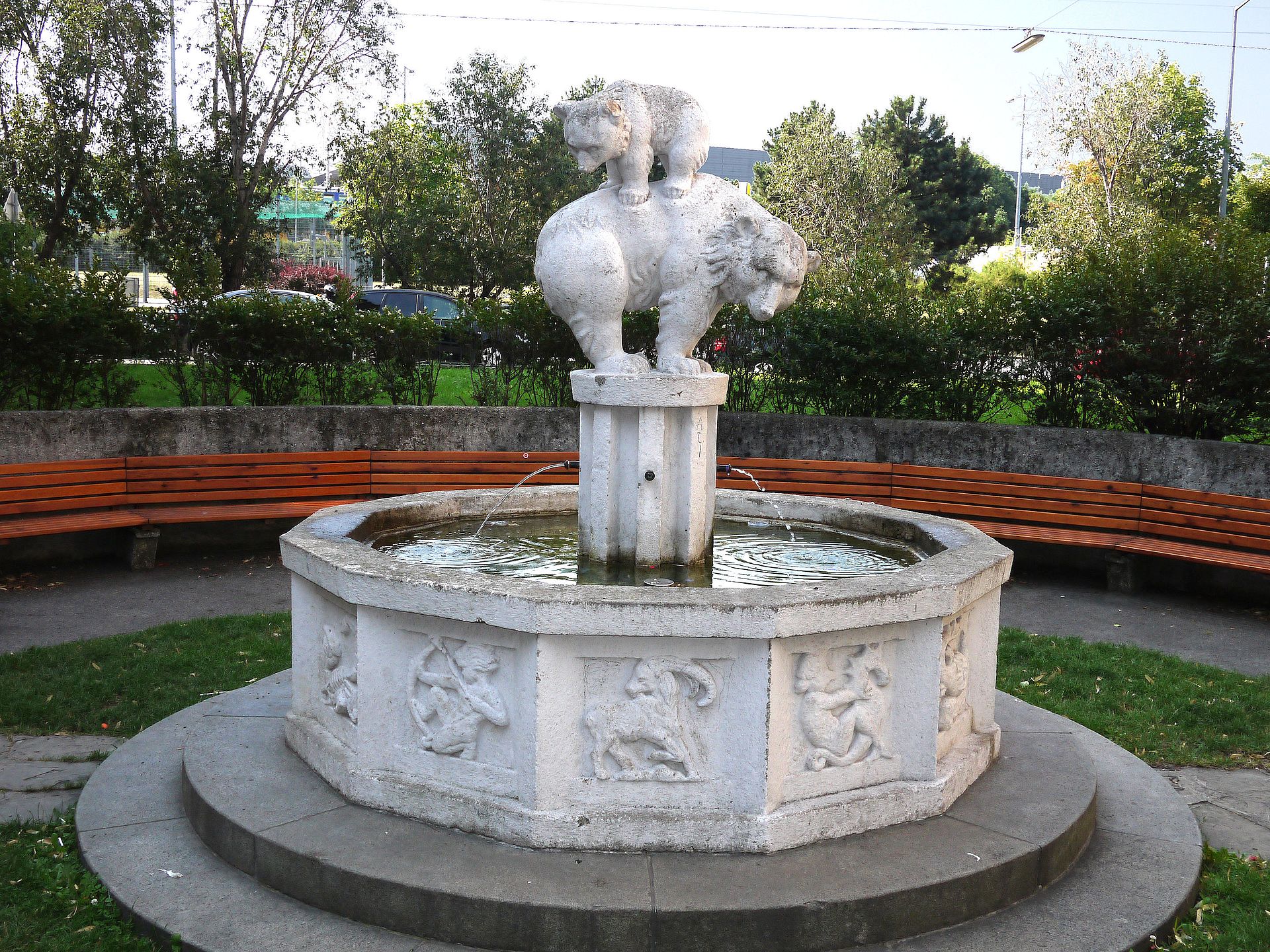 "Bear Fountain", Municipal Housing, Julius Popp Courtyard, Photo © Thomas Ledl - Own Work CC BY-SA 3.0 at