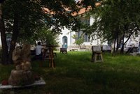 View into the garden of the sculpture studios, photo © Lisa Rastl