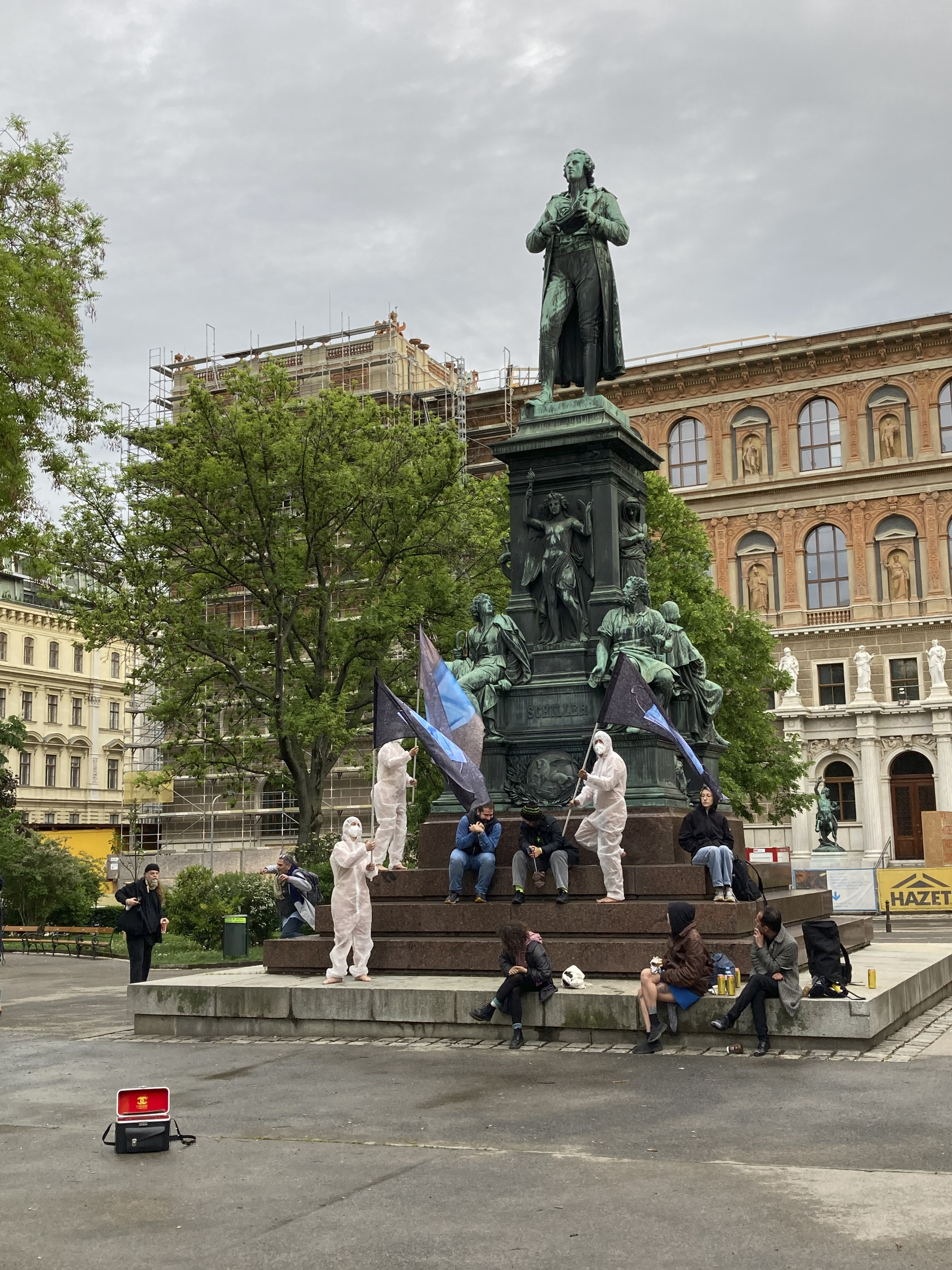 Performance at the Schiller monument in front of the academy building at Schillerplatz, project [em]Büro Veritas[/em], 2019, photo © Büro Veritas